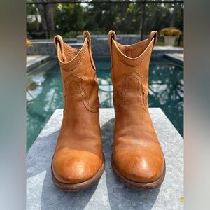 Frye Carson Shortie boots in Cognac leather. Size 7.5 B